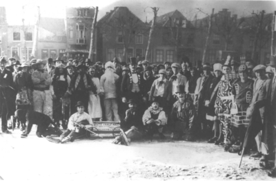 1000079 Afbeelding van verkleedde deelnemers aan de schaatswedstrijd op het Merwedekanaal te Jutphaas.